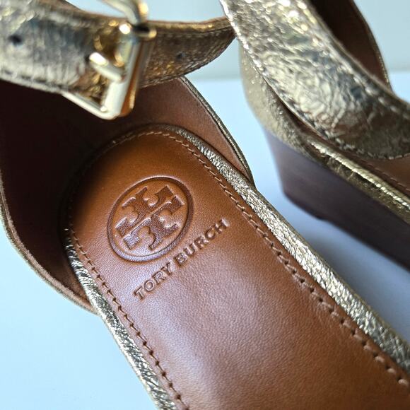 Tory Burch NEW Savannah Wedge Cracked Gold Leather Sandal Womens Size 9.5 NWOT - Picture 9 of 15